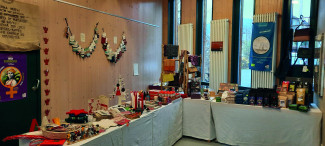 Advenstbasar verschieden selbstgemachte Basteleien, Strümpfe, Marmeladen