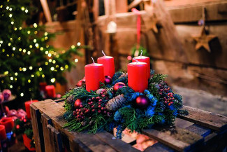 Adventskranz mit roten Kerzen