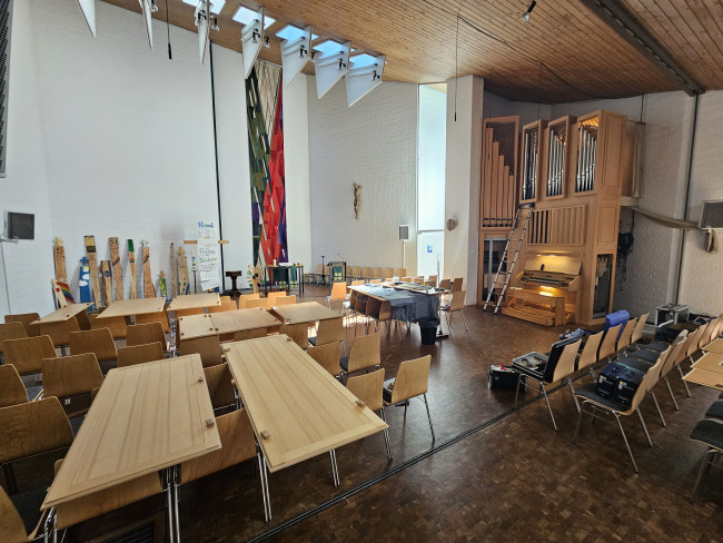 ausgebaute Orgelteile in der Kirche